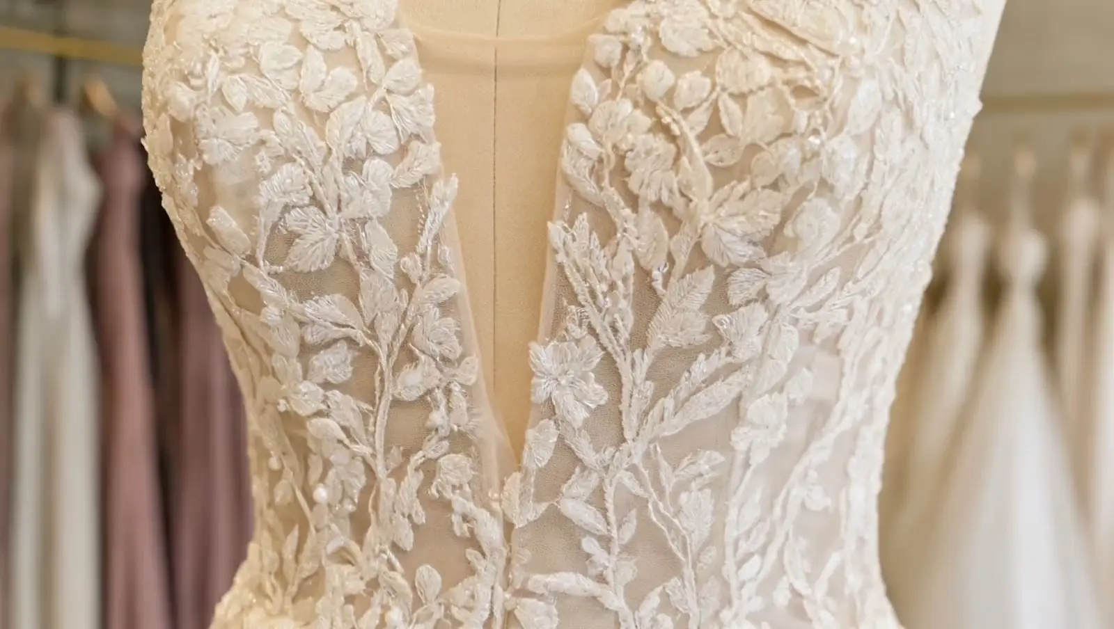 Atelier Le Spose di Nika — dettaglio del pizzo di un abito da sposa