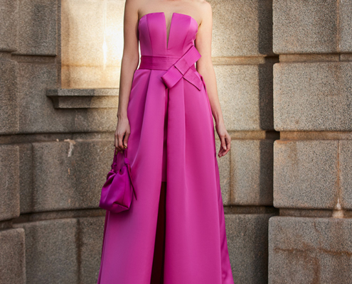 BAHAMAS: Abito da cerimonia fucsia senza spalline con gonna ampia e lunga, fiocco decorativo sulla vita, stile sofisticato ed elegante.