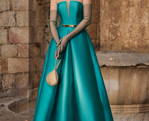 BOGOTÀ: Abito da cerimonia verde smeraldo senza spalline con cintura dorata e gonna lunga ampia, elegante e raffinato.