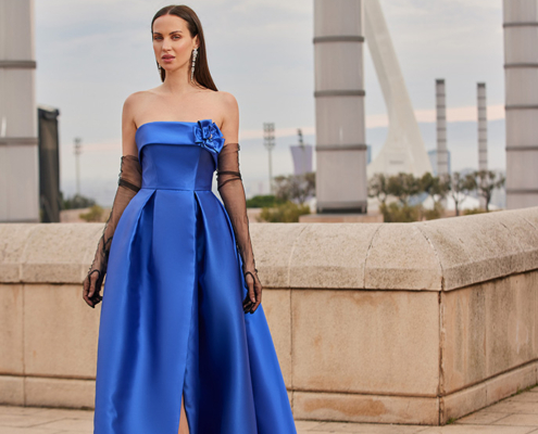 Abito da cerimonia blu elettrico senza spalline con fiore decorativo e gonna ampia, per un look elegante e sofisticato.